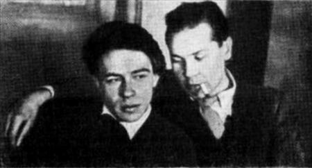 На снимке Николай Майоров справа и К Титов друг и одноклассник поэта - фото 3