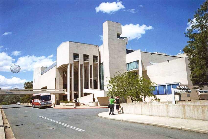 Здание музея Национальная галерея Австралии была основана в 1967 - фото 1