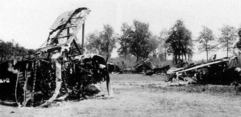 Разбитые немецким авиаударом на аэродроме Брюстем Фиаты CR42 бельгийских - фото 11