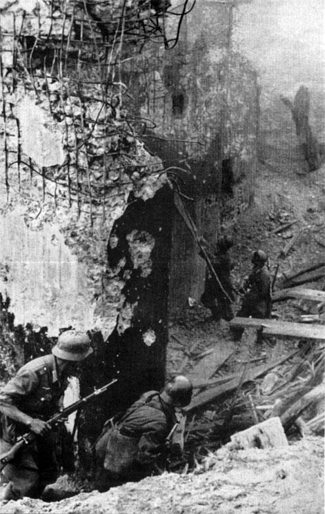 Немецкая штурмовая группа ведет бой за советский ДОТ на новой границе Фото - фото 4