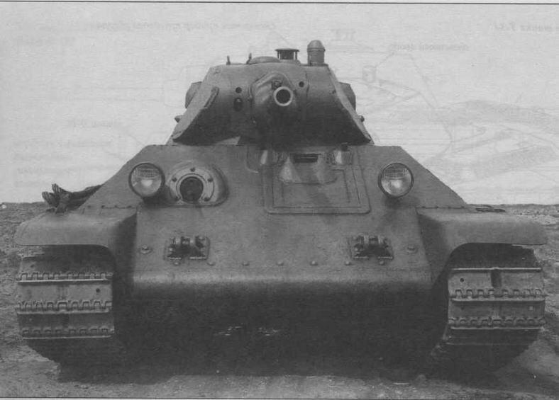 Серийный танк Т34 Крышка люка механика водителя оснащена защитной планкой - фото 17