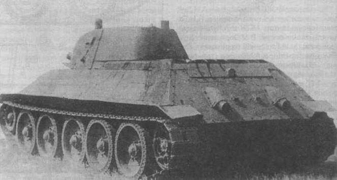 Опытный средний танк А32 первый образец во время полигонных испытаний летом - фото 9