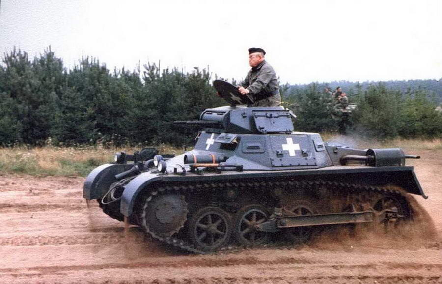 Танки PzI AusfA и Panther AusfA во время показательного шоу в танковом - фото 243
