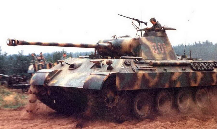 Танки PzI AusfA и Panther AusfA во время показательного шоу в танковом - фото 244