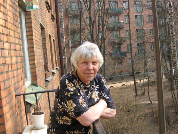Моя матушка на балконе своей квартиры Жизнь под родительским кровом после - фото 1