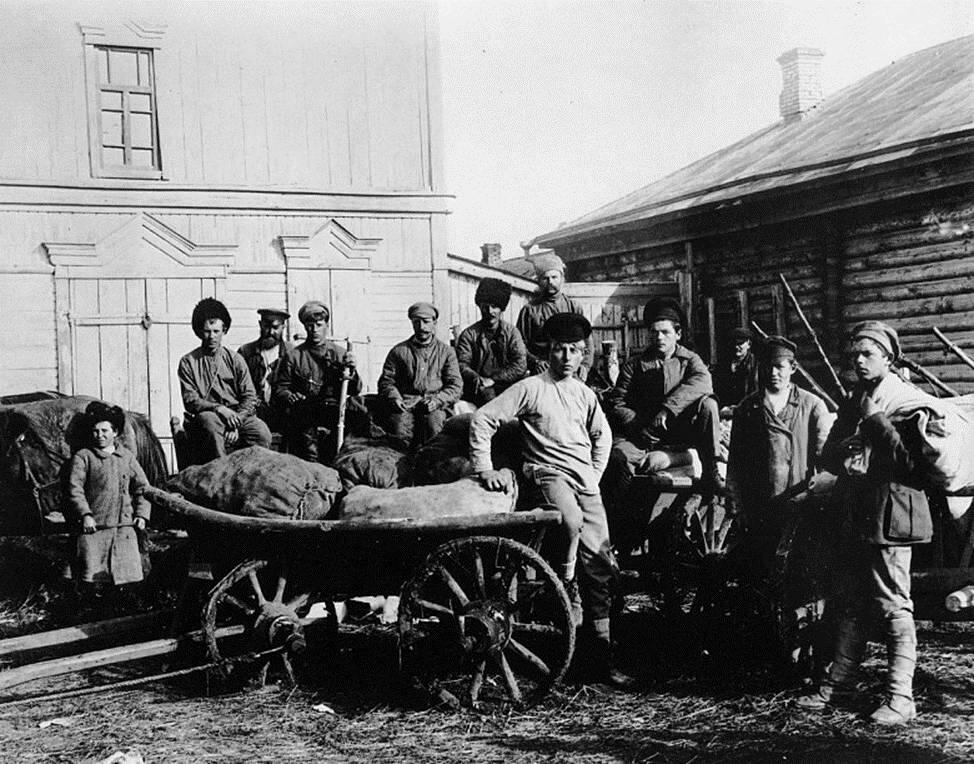 Отправка в деревню за хлебом продотряда Фото 1918 года С тех пор смельчакам - фото 2