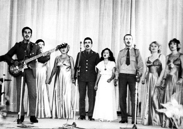 Одним из первых среди советских артистов кто поехал с концертом в воюющий - фото 43