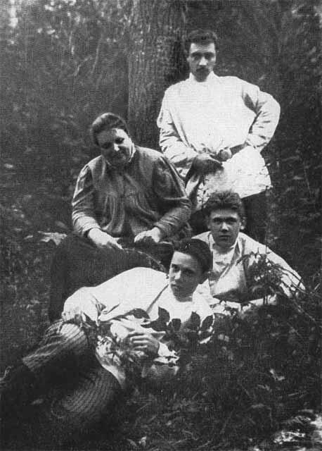 Толстой А Н на первом плане с матерью и друзьями Сосновка С Юлией - фото 5