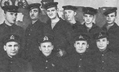 Артиллеристы 30й береговой батареи В первом ряду второй слева командир - фото 38
