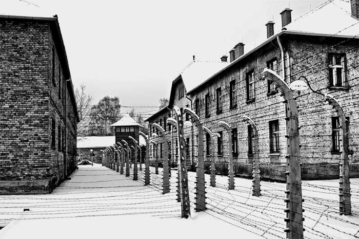 Нацистский концентрационный лагерь смерти Освенцим Аушвиц где в 1947 г был - фото 19
