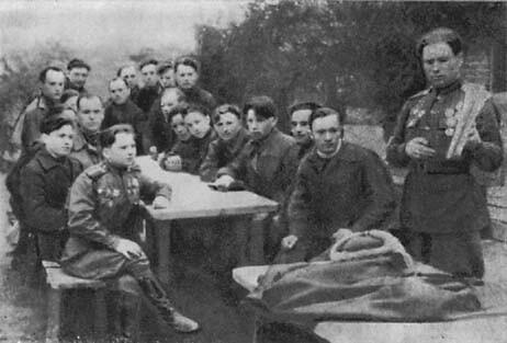 Нередко партийный билет вручали молодому коммунисту на фронтовом аэродроме На - фото 13