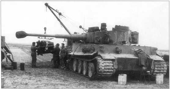 Ремонт танка Тигр в полевых условиях Северная Африка весна 1943 года - фото 22