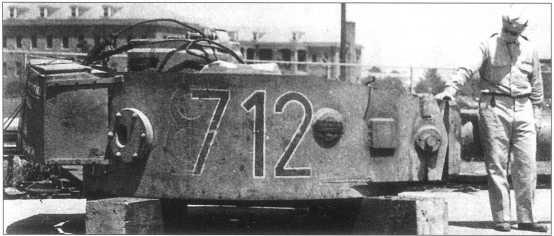 Американский военнослужащий демонстрирует башню с подбитого танка Тигр с - фото 28