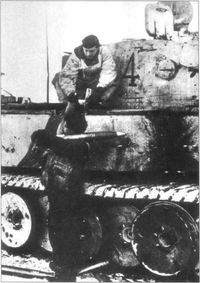 Загрузка боезапаса в танк Тигр I номер 4 Советскогерманский фронт - фото 43