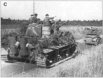 AС PzKpfwVI AusfE номер 211 Апрель 1944 года Впереди танка трофейный - фото 218