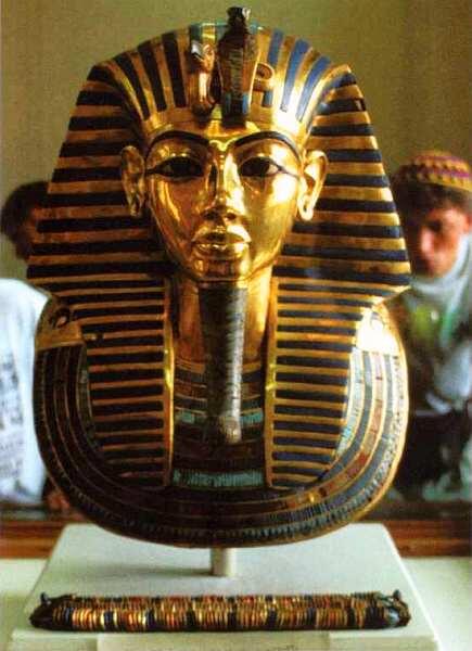 Золотая маска мумии Тутанхамона В отдельном зале где поддерживаются - фото 5