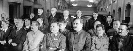 Unknown There is a famous photo in many history books of Stalin surrounded by - фото 1