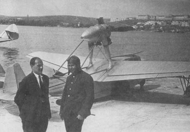 И В Четвериков слева и летчикиспытатель А В Кржижевский на фоне самолета - фото 16
