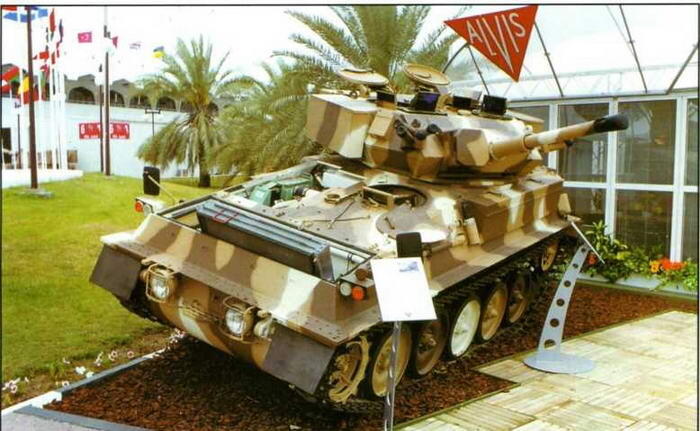 Английский легкий танк Скорпион на выставке IDEX2001 АбуДаби март 2001 г - фото 60