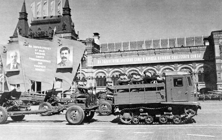 Тракторы СТЗ5 с 76мм пушками Ф22УСВ на параде Москва мая 1940 г - фото 13