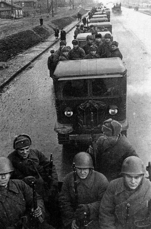 Колонна тракторов СТЗ5 с пехотой движется к фронту Пригород Москвы 1941г - фото 16