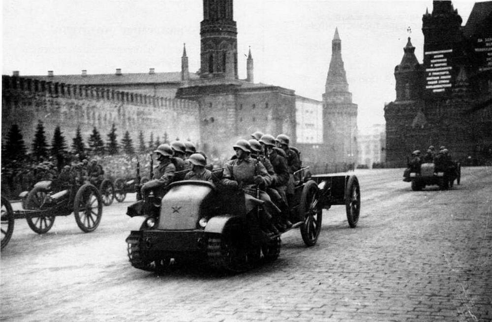 На Красной площади тягачи Пионер буксирующие 76мм полковые пушки образца - фото 2