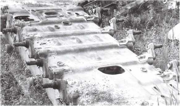 Вид на штампованное днище танка Т72 Хорошо видны выштамповки для размещения - фото 31