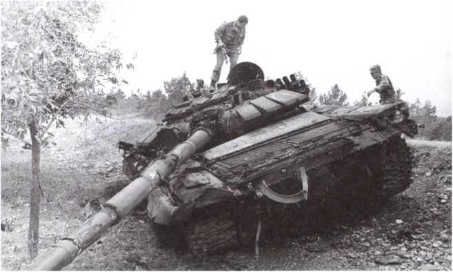 Азербайджанский танк Т72БМ подбитый армянской артиллерией в Мардакертском - фото 182