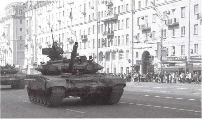Танки Т90 возвращающиеся с парада на Большой Садовой улице Москва 9 мая - фото 202
