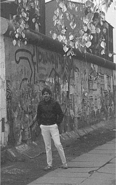 The author at the Berlin Wall In late February 1986 I drove up to Maryland and - фото 4