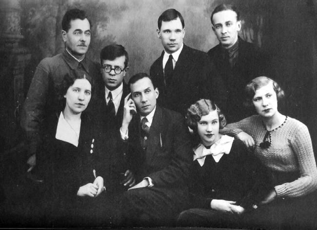 Театральная группа Вторая справа в нижнем ряду Татьяна Лукьянович Родная - фото 5