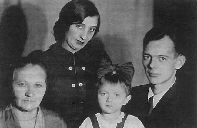 Семья КружковыхСухоносовых Слева направо бабушка Евдокия Ивановна мама Анна - фото 7