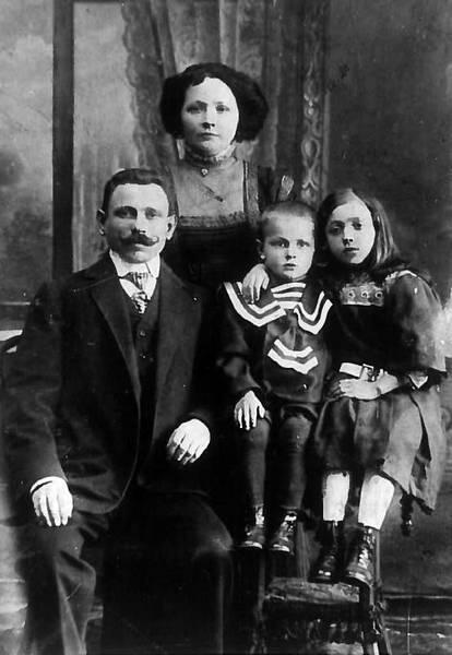 Семья Кружковых в 1911 г Слева направо дедушка Петр Иванович бабушка Евдокия - фото 10