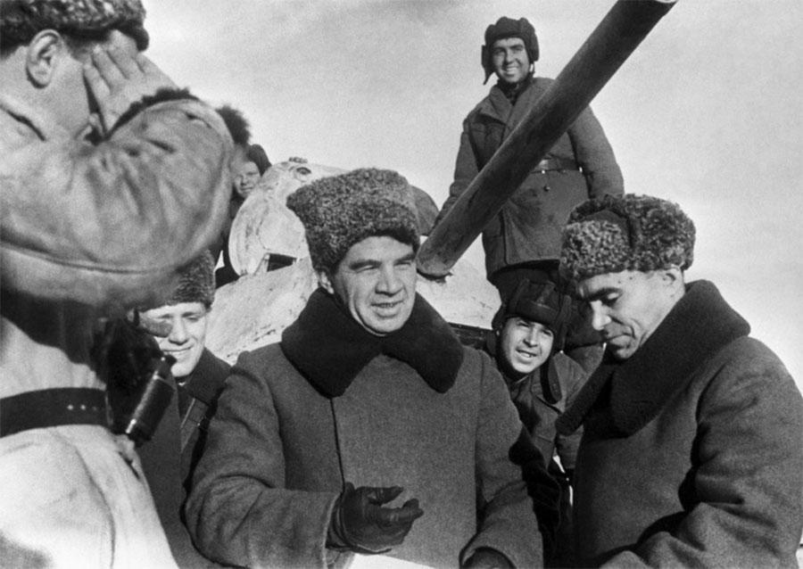 Василий Чуйков дважды Герой Советского Союза был одним из самых прославленных - фото 10