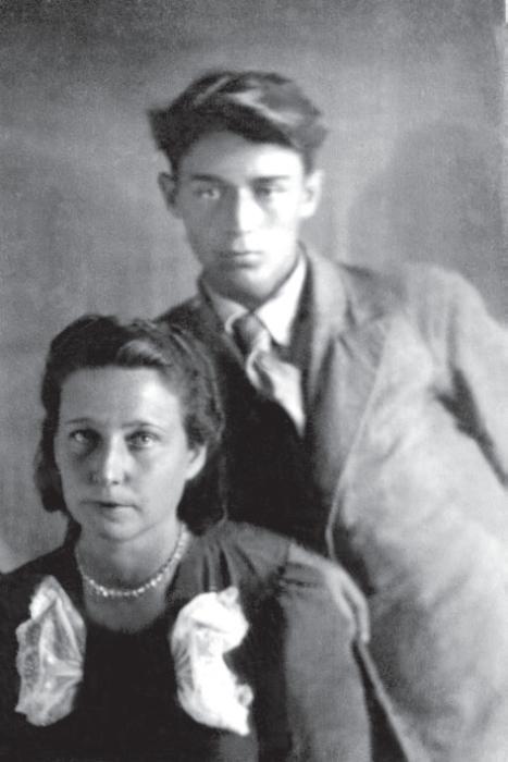 С мамой 1944 год На концерте Мне 24 года В редакции тверск - фото 5