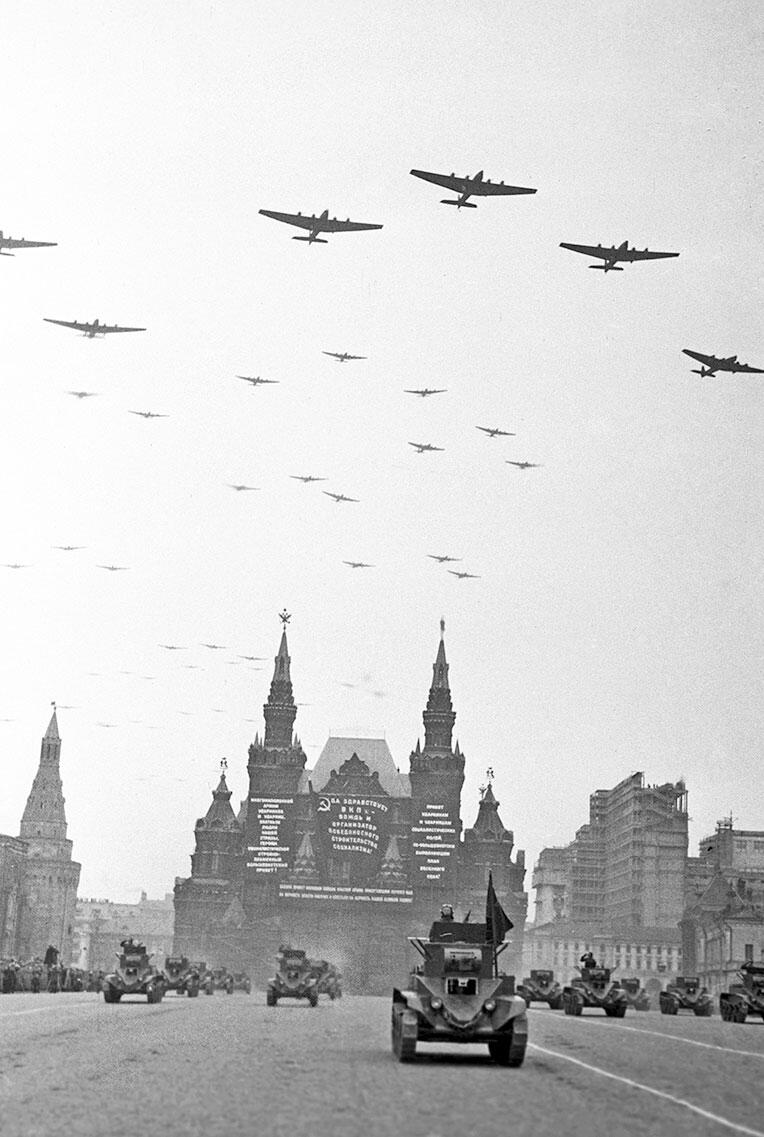 Военная техника и самолеты на военном параде в Москве 1935 г МИА Россия - фото 77