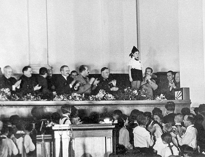 Пионеры приветствуют И В Сталина и других членов правительства в зале - фото 79