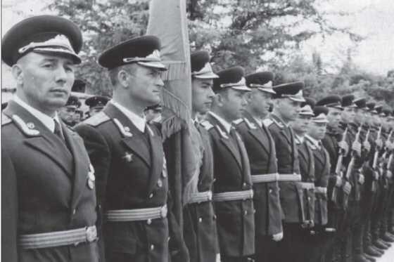 У Боевого Знамени погранотряда Офицеры отставники с женами на День - фото 4