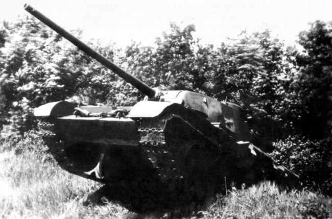 Серийный танк Т44 на испытаниях в районе Харькова Июнь 1945 года ЦАМО - фото 2