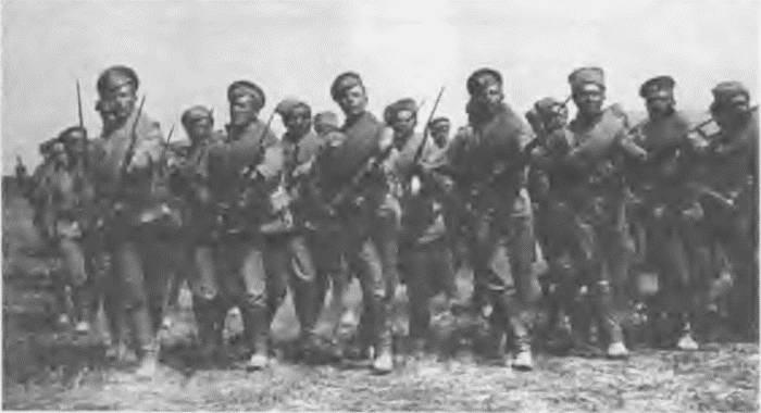 Бойцы 11го гренадерского Фанагорийского полка проходят парадным строем - фото 3