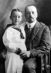 Владимир Набоков с отцом 1906 г В этом году В Д Набокова избрали депутатом - фото 2