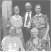 Эдгар всегда оставался близок своим четырем сестрам Ола и Энни сидят слева - фото 15