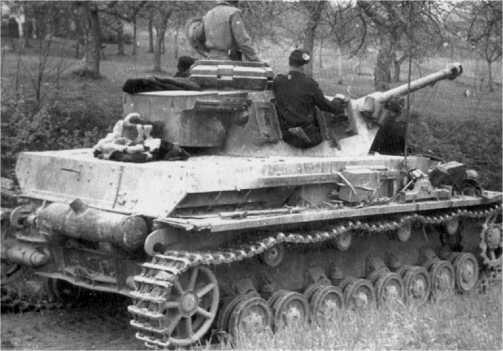 Болгарский PzIV AusfG в бою Венгрия апрель 1945 года PzIV AusfG - фото 39