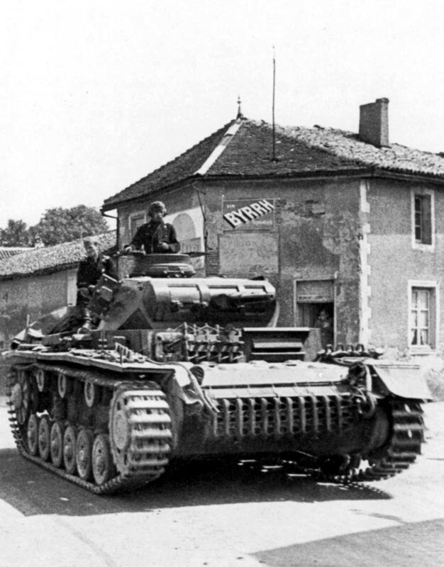 Живое воплощение блицкрига PzIII AusfE на дорогах Франции Май 1940 года - фото 2