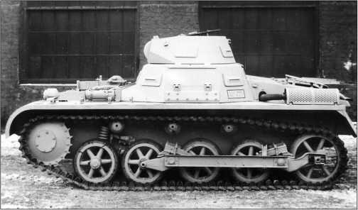 Один из первых серийных PzI AusfA На снимках хорошо видны характерные - фото 3