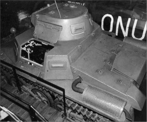 Вид сверху на PzI AusfA Хорошо видны сетчатое ограждение глушителя и - фото 9