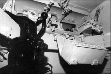 Интерьер башни танка PzI AusfA Слева механизм поворота башни справа под - фото 16