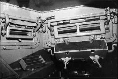 Интерьер танка PzI AusfA фото вверху Хорошо различима система открывания - фото 18