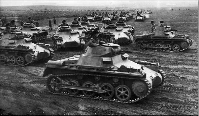 Легкие танки PzI AusfA одной из первых танковых дивизий Вермахта на учениях - фото 31