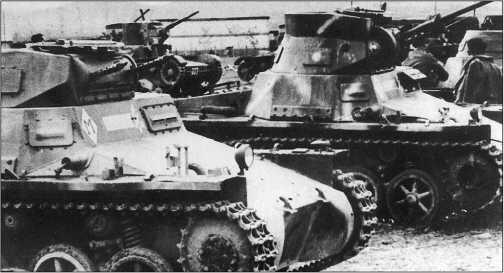 На фото вверху танки PzI и Т26 испанского Иностранного легиона На нижнем - фото 33